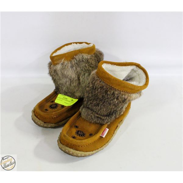 SIZE 7 SOFT MOC LADIES MOCASSIN BOOTS-ESTATE
