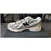 Image 3 : NEW PAIR OF NEW BALANCE U740JSG LIFESTYLE RUNNERS, WHITE GREY SIZE WOMENS 8.5, MENS 7