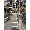 Image 2 : ALUMINUM A-FRAME LADDER
