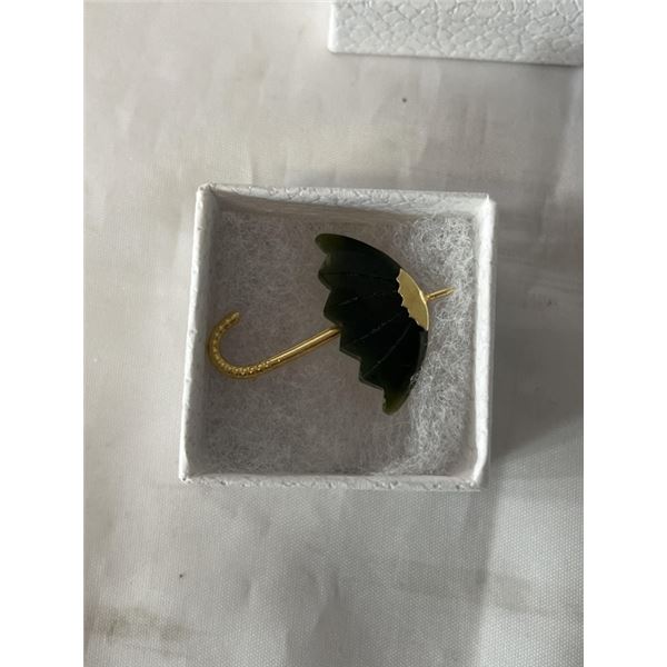 GOLD COLOURED DARK GREEN BC JADE STONE HAND CARVED UMBRELLA BROOCH