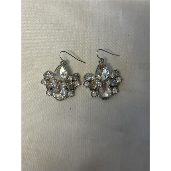 VINTAGE PAIR OF CRYSTAL RHINESTONES DANGLE EARRINGS