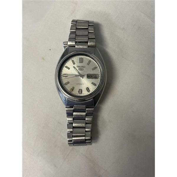 VINTAGE SEIKO AUTOMATIC SERIES 5 WATCH, DAYLIGHT, ORIGINAL BAND, WORKS WELL
