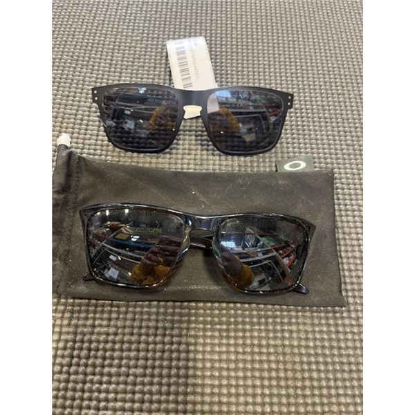 2 PAIRS OF OAKLEY SUNGLASSES, HOLBROOK AND SPLITSHOT PRIZM