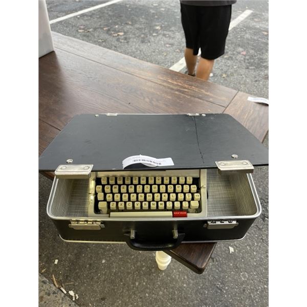 VINTAGE TYPWRITER MAJESTIC MODEL 812 IN CASE