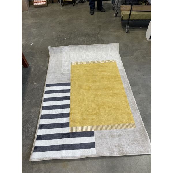 APPROX 4X6 FT AREA CARPET