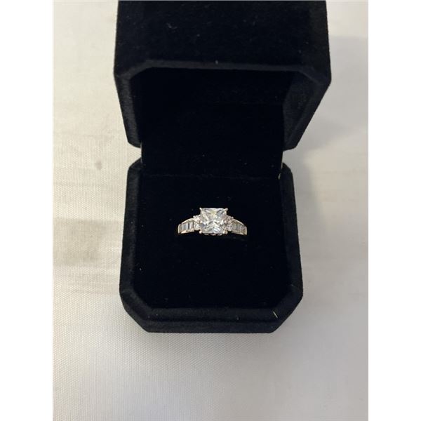 NEW 14K GOLD PLATED 2.0CT PRINCESS CUT SIMULATED DIAMOND (CZ) CHANEL RING, SIZE 9