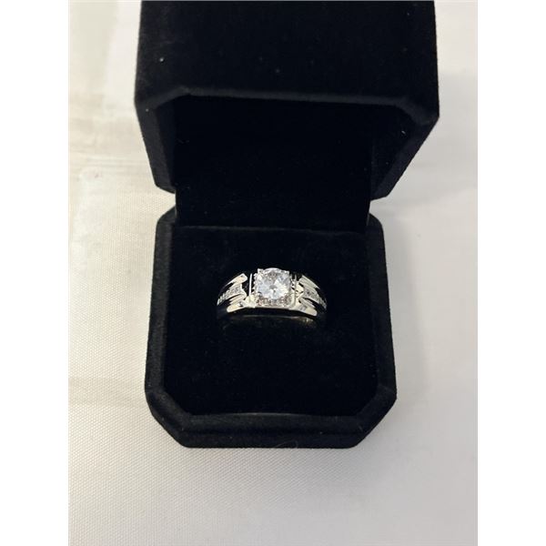 NEW PLATINUM PLATED 1.0CT SIMULATED DIAMOND (CZ) MANS RING, RESIZEABLE