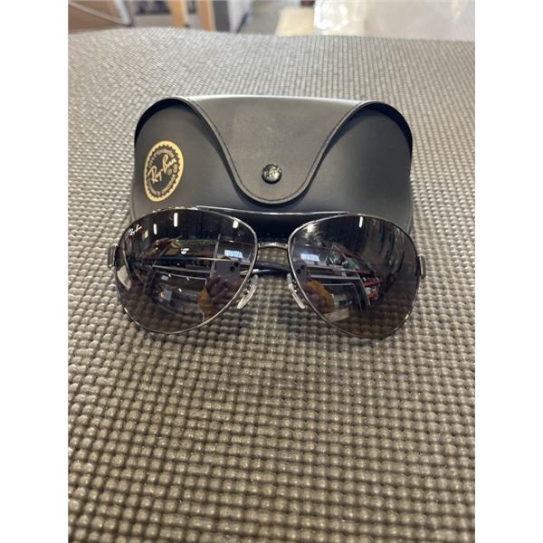 CASED RAY BAN SUNGLASSES