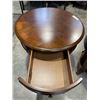 Image 2 : 2 HOOKER FURNITURE ROUND SIDE TABLES WITH DRAWER