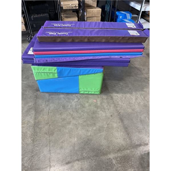 SET OF PLAY BLOCKS AND FLOOR MATS