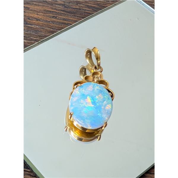 Stunning Opal pendant in 18k yg