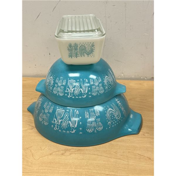 2 Pyrex Amish / Butterprint Mixing Bowls & Butter Dish (see photos for condition)