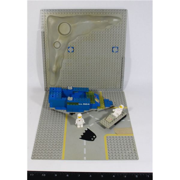 #449 1980'S LEGO SPACE BASEPLATE WITH MINI FIGURES