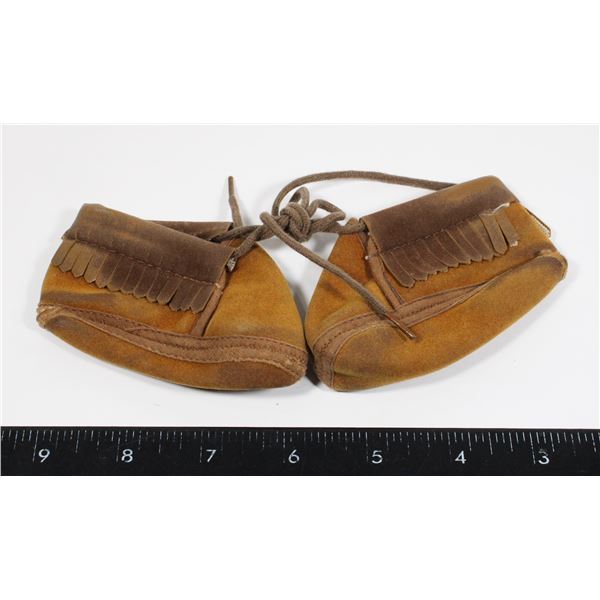 #848 PAIR OF CHILDRENS MOCCASSAINS