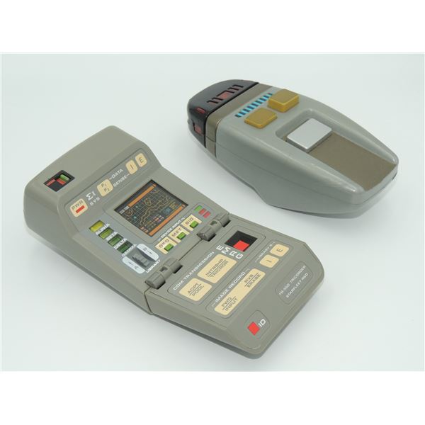 #435S PLAYMATES TOYS STAR TREK PHASER + TRICORDER