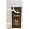 Image 1 : Rustic Hunter’s Wall Rack – Antler Decor with 30-06 Casing Hooks & ‘Retir