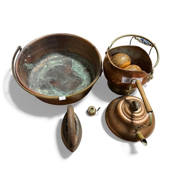 Group of assorted Vintage copper & Brass items - includes copper kettle / brass/copper basin / coppe