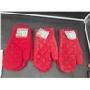 Image 2 : Three Red Gourmet Pro 2-Piece Oven Mitt Sets