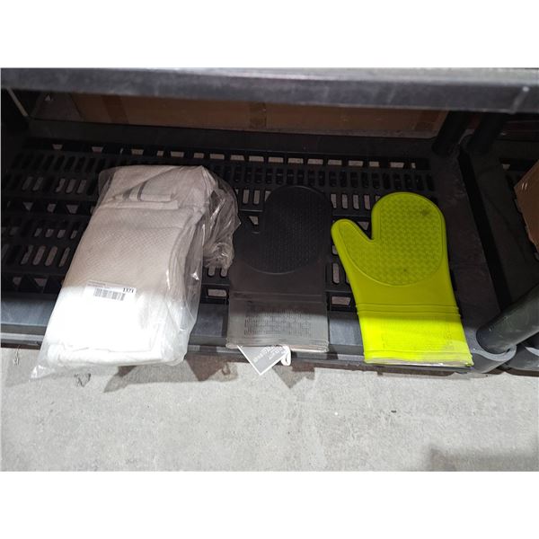 Lot of 4 Kitchen Towels (18×28 Inch) and 2 Silicone Oven Mitts