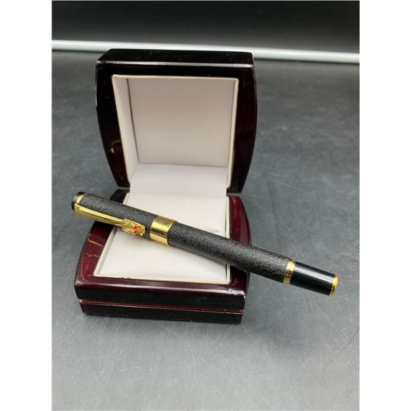 Black textured gold style fountain pen