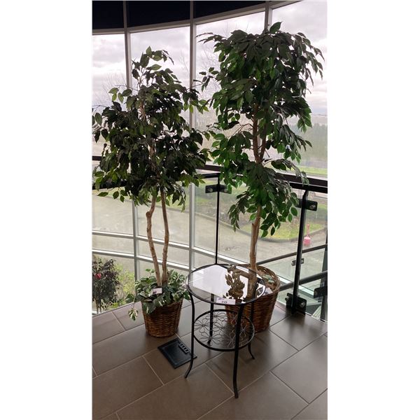 PAIR OF DECORATIVE ARTIFICIAL TREES & BLACK METAL/GLASS TOP SIDE TABLE
