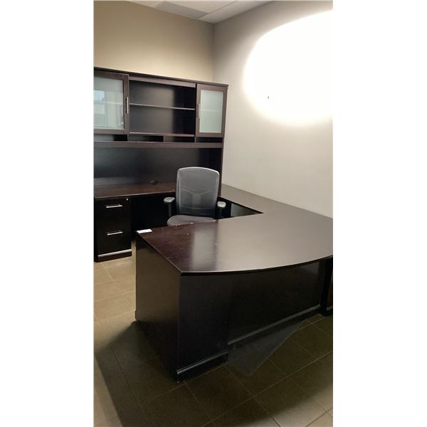DARK WOOD U-SHAPED EXECUTIVE OFFICE DESK WITH HUTCH, LOCKING DRAWERS & MOBILE PADDED OFFICE CHAIR