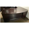 Image 2 : DARK WOOD U-SHAPED EXECUTIVE OFFICE DESK WITH HUTCH, LOCKING DRAWERS & MOBILE PADDED OFFICE CHAIR