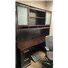 Image 3 : DARK WOOD U-SHAPED EXECUTIVE OFFICE DESK WITH HUTCH, LOCKING DRAWERS & MOBILE PADDED OFFICE CHAIR