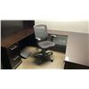 Image 4 : DARK WOOD U-SHAPED EXECUTIVE OFFICE DESK WITH HUTCH, LOCKING DRAWERS & MOBILE PADDED OFFICE CHAIR
