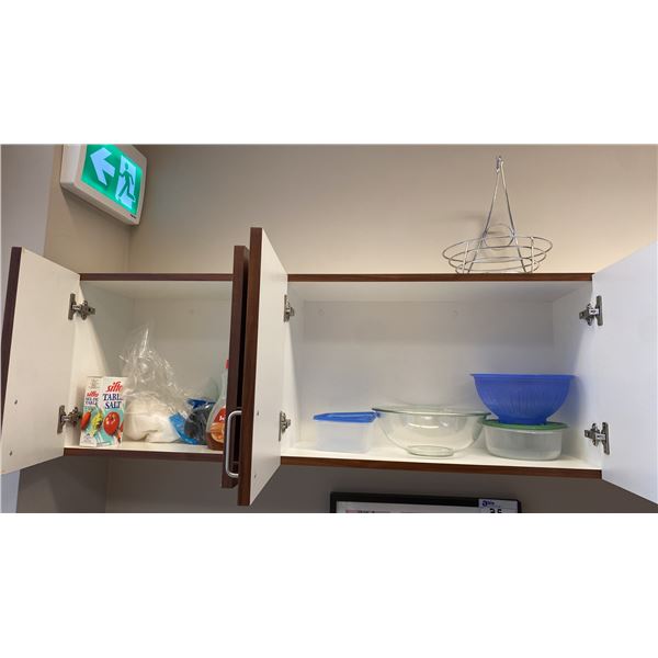 CONTENTS OF CUPBOARDS/DRAWERS IN KITCHEN INCLUDING ASSORTED DISHES/SERVING DISHES, CROCKPOT & MORE