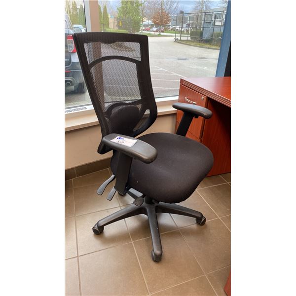 ADJUSTABLE MESH BACK BLACK MOBILE OFFICE CHAIR