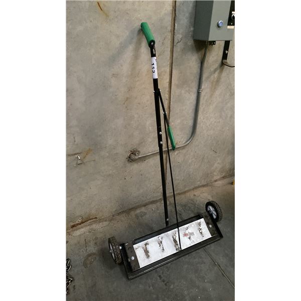 ULINE HEAVY DUTY MAGNETIC SWEEPER WITH RELEASE LEVER