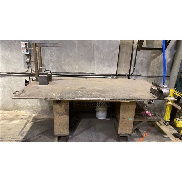 3/4" TOP STEEL WELDERS WORK TABLE WITH ATTACHED BENCH VICE & 2 LARGE STEEL WEIGHTS