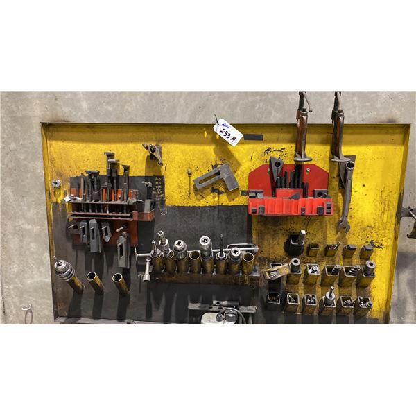 WALL MOUNT ORGANIZER RACK WITH ASSORTED DRILL PRESS CHUCKS, DRILLS & MACHINIST CLAMPS