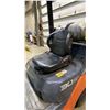 Image 10 : TOYOTA 8FGCU30 SAS 30 FORKLIFT (PROPANE) - 3 STAGE MAST, STANDARD FORKS, SIDE SHIFT, SOLID TIRES,