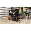 Image 1 : TOYOTA 8FGCU30 SAS 30 FORKLIFT (PROPANE) - 3 STAGE MAST, STANDARD FORKS, SIDE SHIFT, SOLID TIRES,