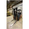 Image 5 : TOYOTA 8FGCU30 SAS 30 FORKLIFT (PROPANE) - 3 STAGE MAST, STANDARD FORKS, SIDE SHIFT, SOLID TIRES,