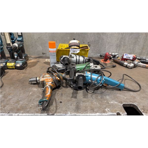 GROUP OF 3 MAKITA/HITACHI ELECTRIC GRINDERS, MAKITA ELECTRIC HAMMER DRILL, ASSORTED GRINDER DISCS &