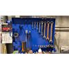 Image 3 : BLUE METAL WORK STATION WITH ASSORTED TOOLS/CONTENTS INCLUDING COMBINATION WRENCHES, GRINDER