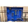 Image 3 : BLUE METAL WORK STATION WITH ASSORTED TOOLS/CONTENTS