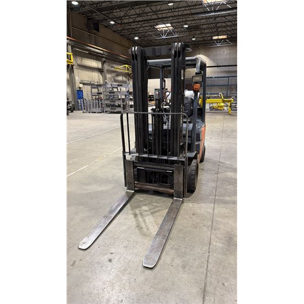 TOYOTA 8FGCU25 SAS 25 FORKLIFT (PROPANE) - 3 STAGE MAST, STANDARD FORKS, SIDE SHIFT, SOLID TIRES,