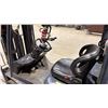 Image 7 : TOYOTA 8FGCU25 SAS 25 FORKLIFT (PROPANE) - 3 STAGE MAST, STANDARD FORKS, SIDE SHIFT, SOLID TIRES,