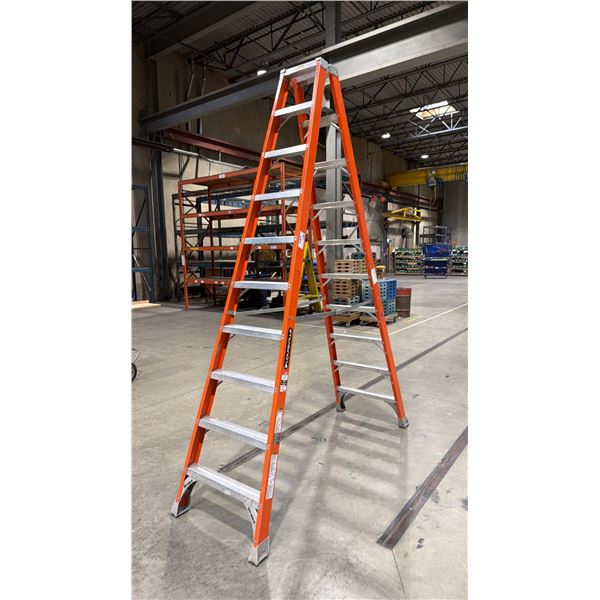 LOUISVILLE ORANGE FIBREGLASS 10' LADDER