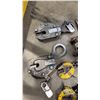 Image 3 : 4 PLATE GRABBERS, 2 HEAVY DUTY LIFTING HOOKS & 2 HOOK SCREW CLAMPS
