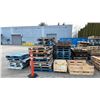 Image 4 : LARGE GROUP OF ASSORTED SIZE PALLETS