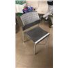 Image 2 : 5FT DIAMETER ROUND LUNCH ROOM TABLE WITH 4 CHAIRS