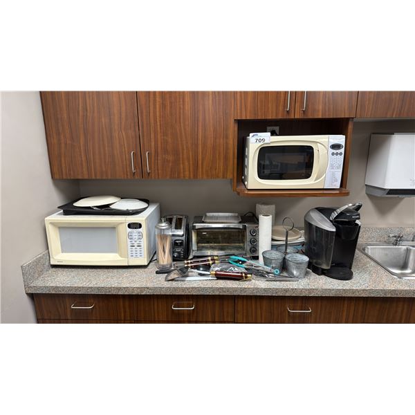 GROUP OF KITCHEN ITEMS - 2 MICROWAVES, TOASTER OVEN, TOASTER, KEURIG COFFEE MAKER