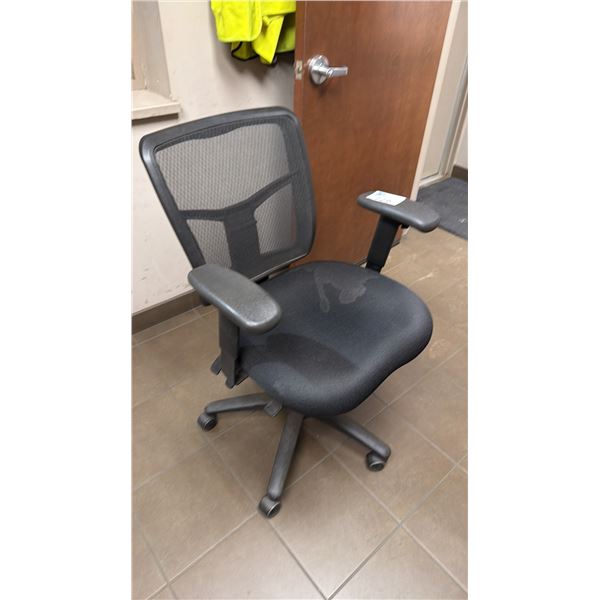 MOBILE ADJUSTABLE PADDED OFFICE CHAIR