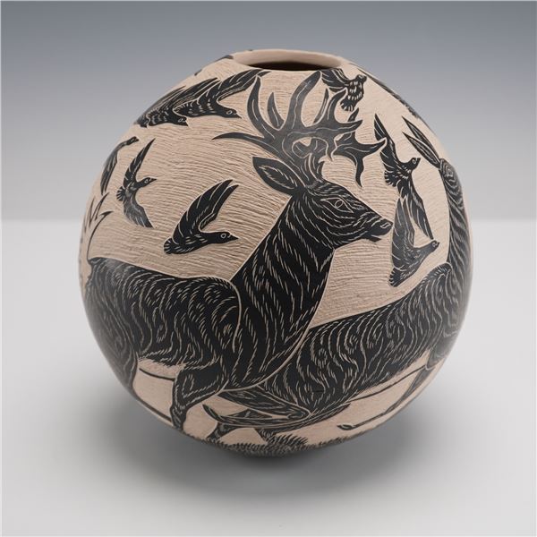 Abraham Rodriguez, Mata Ortiz Sgraffito Wildlife Vase