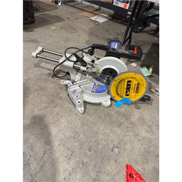 King Canada compound miter saw with DeWalt blade